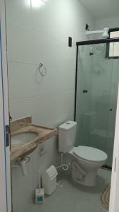 La salle de bains est pourvue de toilettes, d'une douche et d'un lavabo. dans l'établissement Apartamento novo no Bessa, à João Pessoa