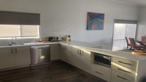 A cozinha ou cozinha compacta de Off The Net - New Listing - Esplanade Property With Views Of The Channel