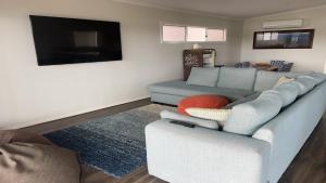 Снимка в галерията на Off The Net - New Listing - Esplanade Property With Views Of The Channel в Coffin Bay