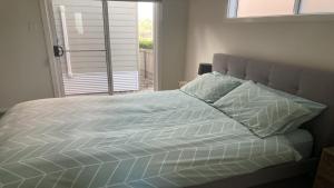 Снимка в галерията на Off The Net - New Listing - Esplanade Property With Views Of The Channel в Coffin Bay
