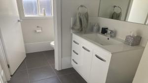 Снимка в галерията на Off The Net - New Listing - Esplanade Property With Views Of The Channel в Coffin Bay