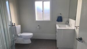 Снимка в галерията на Off The Net - New Listing - Esplanade Property With Views Of The Channel в Coffin Bay
