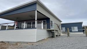 Снимка в галерията на Off The Net - New Listing - Esplanade Property With Views Of The Channel в Coffin Bay
