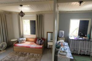 沙帕達－杜斯吉馬朗伊斯的住宿－Casa Dom Aquino，小房间设有一张床和一张桌子