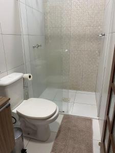 a bathroom with a toilet and a shower at Quarto em Casa na rua mais linda da Cidade in Rio Grande