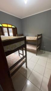 Ένα ή περισσότερα κρεβάτια σε δωμάτιο στο Casa em itanhaem com piscina