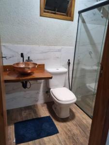 y baño con aseo, lavabo y ducha. en Sítio Quinta da Mata Chalé Amarelo en Pirenópolis