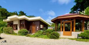 a house with a cat sitting in front of it at Cabina monteverde Soan de Montaña in Monteverde Costa Rica