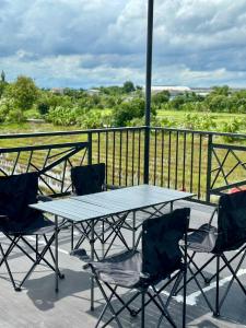 Balkón nebo terasa v ubytování The Nack Resort & Pool Villa บางบัวทอง