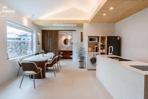 Una cocina o cocineta en Hold in Hamdeok with Pool