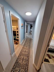 un corridoio con pareti blu e un tappeto di The Dune Beach House a Norfolk