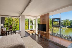 TV a/nebo společenská místnost v ubytování Guilin HeShe Lakeside Resort-Free pick up service stay two nights
