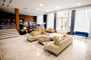 un vestíbulo con sofás y mesas en un edificio en Hotel San Felipe, en Panamá