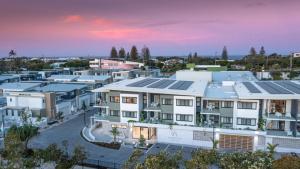 eine Luftansicht von Häusern mit Sonnenkollektoren auf ihren Dächern in der Unterkunft Essence Peregian Beach Resort - Marram 3 Bedroom Luxury Home in Peregian Beach