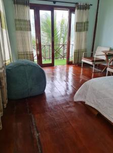 1 dormitorio con 1 cama y suelo de madera en Sea view homestay villa, en Ấp Ðại Tài (2)