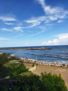 vistas al océano y a una playa con rocas en Sea view homestay villa, en Ấp Ðại Tài (2)