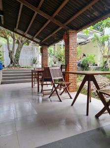 un grupo de mesas y sillas bajo un pabellón en Sea view homestay villa, en Ấp Ðại Tài (2)