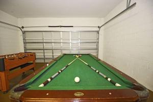 a snooker room with a pool table at Family Friendly Home, South-facing Pool,Spa, Gated Resort near Disney -928 in Davenport