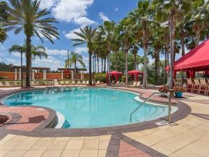 a large swimming pool with palm trees in a resort at Family Friendly Home, South-facing Pool,Spa, Gated Resort near Disney -928 in Davenport