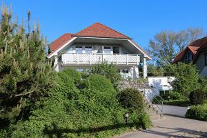 una grande casa bianca con tetto rosso di Oewern Diek App 11 a Wustrow