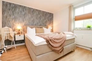 una camera da letto con un letto grande e una finestra di Oewern Diek App 11 a Wustrow