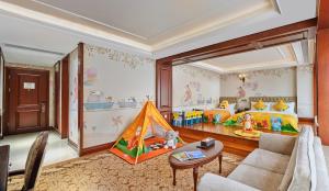 una stanza con una camera da letto per bambini con una tenda da gioco di Guangming CIMC Executive Hotel Shenzhen a Shenzhen