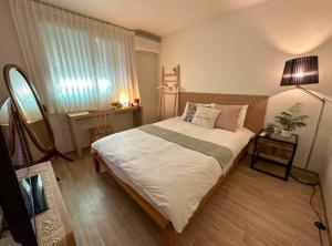ソウルにあるAthome - Foreigner Onlyのベッドルーム1室(ベッド1台、ランプ付きテーブル付)