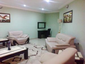 O zonă de relaxare la Conference Hotel and Suites Sagamu