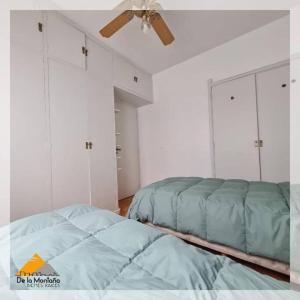 Schlafzimmer mit einem Bett und einem Deckenventilator in der Unterkunft De La Montaña • Palermo in Buenos Aires