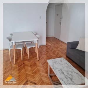 ein Wohnzimmer mit einem weißen Tisch und einem Sofa in der Unterkunft De La Montaña • Palermo in Buenos Aires