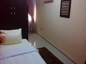 Un pat sau paturi într-o cameră la Conference Hotel and Suites Sagamu