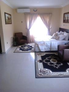 Un pat sau paturi într-o cameră la Conference Hotel and Suites Sagamu
