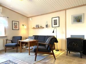 un soggiorno con tavolo, sedie e piano cottura di Holiday home PRÄSSEBO II a Eckerud