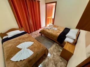 a hotel room with two beds and a mirror at Cabina monteverde Soan de Montaña in Monteverde Costa Rica