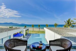 ダナンにあるOcean Villa Pool Retreat In Da Nangの家のバルコニーからビーチの景色を望めます。