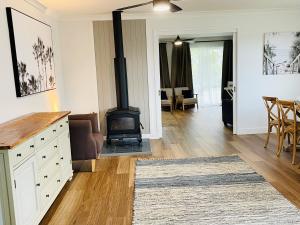 ein Wohnzimmer mit einem Holzofen darin in der Unterkunft Rose's Cottage in Sanctuary Point