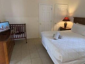 Giường trong phòng chung tại Family Disney Pool Home in Gated Resort Near Golf -16801 +20 ảnh