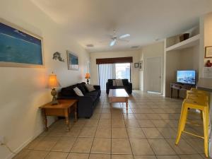 TV/trung tâm giải trí tại Family Disney Pool Home in Gated Resort Near Golf -16801