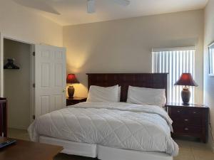 Giường trong phòng chung tại Family Disney Pool Home in Gated Resort Near Golf -16801