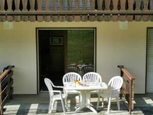 een witte tafel en stoelen op een patio bij Studio Châtel, 1 pièce, 3 personnes - FR-1-676-180 in Châtel
