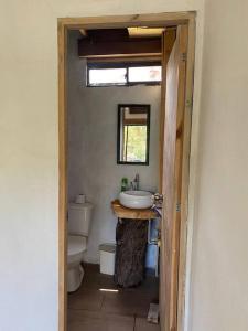 y baño con lavabo y aseo. en Casa de campo El bosque de julia en Medellín