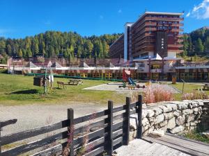 ラ・プラーニュにあるAppartement La Plagne, 2 pièces, 4 personnes - FR-1-351-39の公園前の柵付き建物