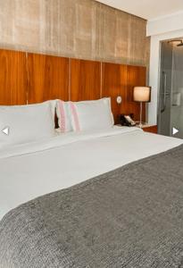 1 cama blanca grande en una habitación de hotel en Hotel Nacional RJ - Vista Mar, en Río de Janeiro
