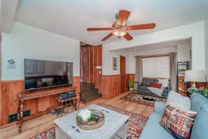 Et tv og/eller underholdning på The Yellow Cottage in the Woods