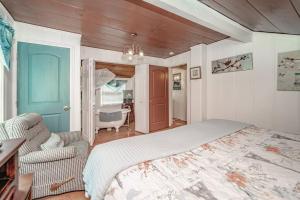 sypialnia z łóżkiem i wanną w pokoju w obiekcie The Yellow Cottage in the Woods w mieście Skyforest