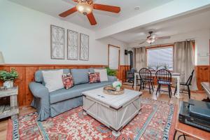 Et opholdsområde på The Yellow Cottage in the Woods