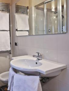 フィレンツェにあるVigna Nuova Laura by FlorenceHospitality comの洗面台とトイレを備えた白いバスルーム