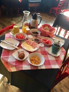 una mesa cubierta con platos de comida en una mesa en Esquina Huella Patagónica, en Coyhaique