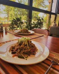 HarhorinKharkhorin hostel的木桌上两盘食物