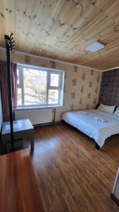Kharkhorin hostel客房内的一张或多张床位